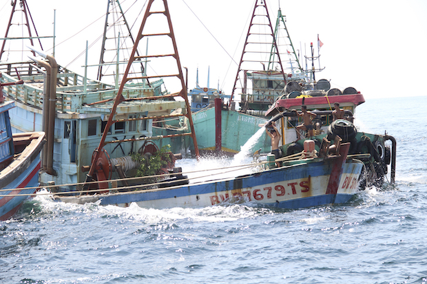 Indonesia sinks fishing boats